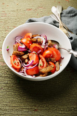 Tomato salad with red onions