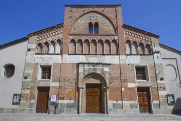 Fototapeta premium cherasco chiesa abbaziale di san pietro a in provincia di cuneo piemonte italia italy