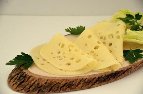 Kesme tahtasında kahvaltılık gravyer peynir