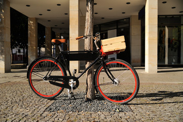 historisches Fahrrad mit Holzkorb am Lenker