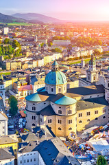 Fototapeta premium Widok z lotu ptaka na zabytkowe miasto Salzburg o zachodzie słońca, Salzburg