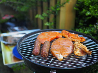 Kleiner Kohlegrill im Sommer