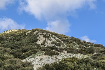 Fototapeta premium Paisaje de montaña y cielo azul con nubes