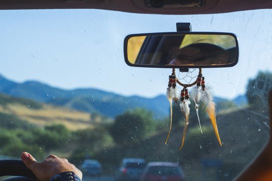 Mujer conduciendo con las manos en el volante.