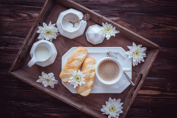 Frühstück mit Kaffee und Milchbrötchen