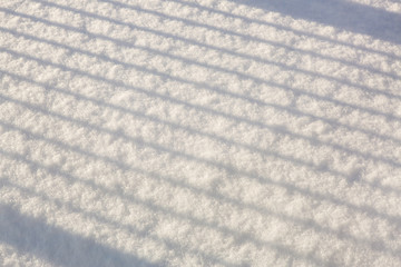 Paski cieni na śniegu