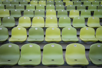 Grüne, nummerierte Sitzreihen im Olympiastadion München