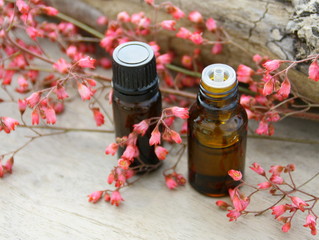 huile essentielle  florale rose,sur fond bois