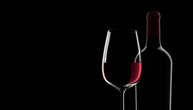 Weinflasche mit Rotweinglas vor schwarzem Hintergrund