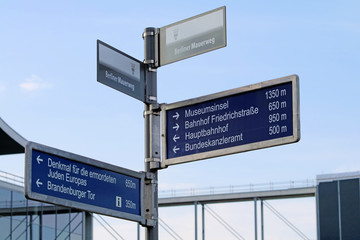 Wegweiser zu Berliner Sehenswürdigkeiten © philipk76