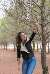 Retrato de una joven mujer en el bosque en la estación de otoño.