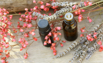 flacons d'huiles essentielles bio,de fleurs,lavande et fleur rose