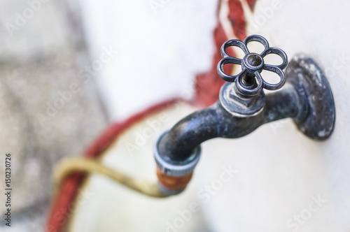 "Wasserhahn am Wasserbecken im Garten mit Schlauch" Stockfotos und