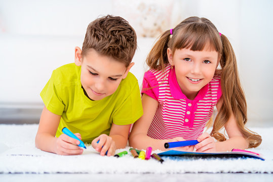 children drawing a picture