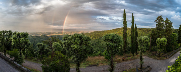 Regenbogen über Landschaft in der Toskana, Panoramaformat