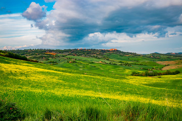 Paysage du Val d'Orcia en Toscane au soleil couchant
