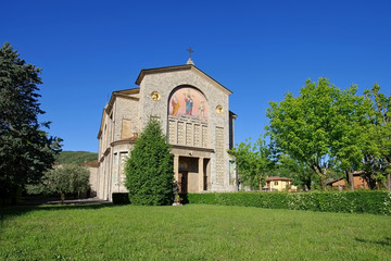 Fototapeta na wymiar Clusane Kirche Parrocchiale di Cristo Re am Iseosee - Clusane church Parrocchiale di Cristo Re on Iseo lake in Italy