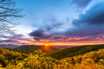 Fototapeta na wymiar Sunrise from Tunnel Parking Overlook. Shenandoah National Park.