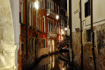 Fototapeta na wymiar Night view of a canal in Venice, Italy