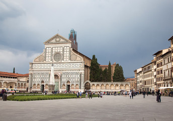 Fototapeta na wymiar view of the Basilica di Santa Croce (Basilica of the Holy Cross) on square of the same name in Florence, Tuscany, Italy