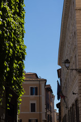 Fototapeta wąskie włoskie uliczki oświetlone słońcem obraz