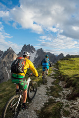 Obraz premium two bikers on the trail