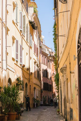 Fototapeta premium wąska włoska uliczka w pełnym słońcu