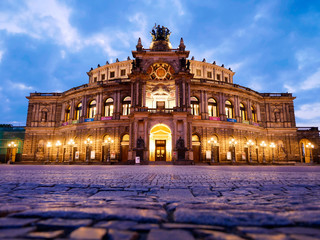 Obraz premium Illuminated Semperoper in Dresden (Opera; Saxony, Germany)