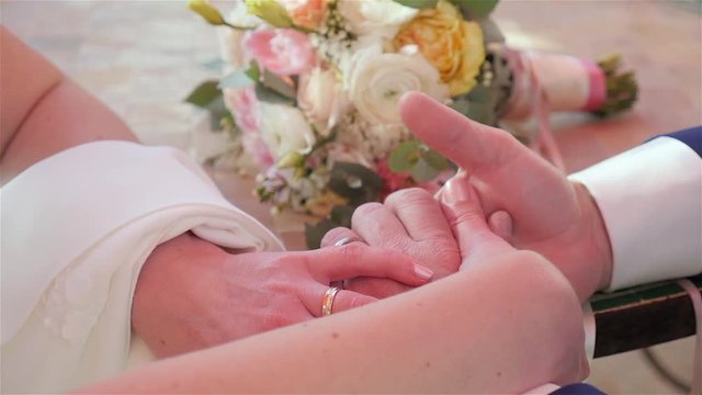 Mains Mari&eacute;e Bagues