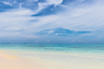 Fototapeta na wymiar tropical beach with white cloud and sky in Thailand,beautiful seascape