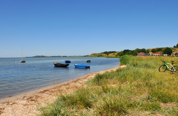 Fischerboote am Naturstrand in Middelhagen, Halbinsel M&ouml;nchgut auf R&uuml;gen