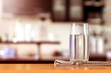 Foto op Plexiglas the Glass of purified water on the table bar in kitchenroom © Cozine