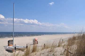 Katamaran und einzelner, rot-wei&szlig; gestreifter Strandkorb, Strand in Heringsdorf, Usedom, MV