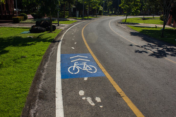 Obraz premium sign of bike lane in the park