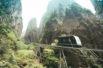 Papier Peint photo Monts Huang Tramway sur le chemin du pic de la montagne Huangshan, Anhui, Chine