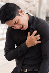 Obraz premium business man suffering heart attack