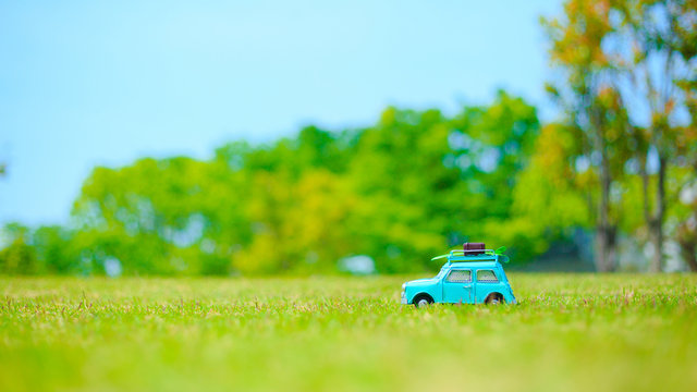 Fototapeta 自動車の模型と自然の緑