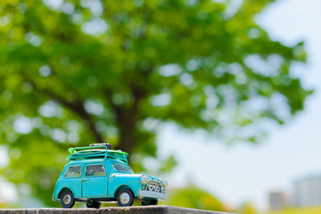 自動車の模型と自然の緑