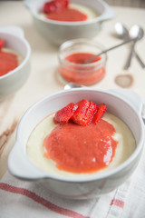 Vanillepudding mit Erdbeeren
