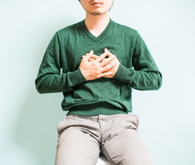 胸を抑える男性