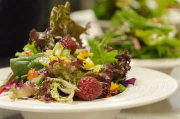 Gemischter Feldsalat mit Himbeeren / Mixed Salad with Raspberrys