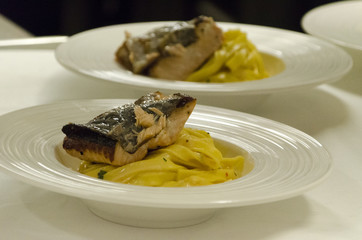 Lachsfilet auf Fettuccine / Salmon filet on fettuccine pasta