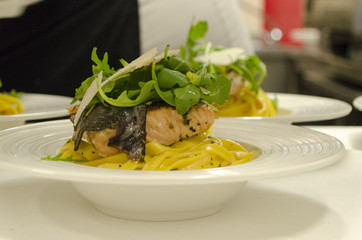 Lachsfilet mit Rucola und Parmesan auf Fettuccine / Salmon filet with argula and parmesan on fettuccine pasta