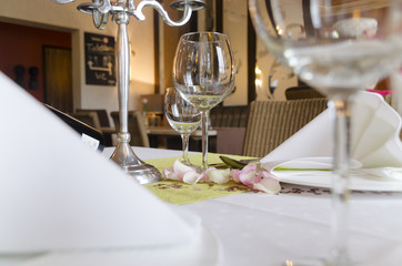 Romantisch gedeckter Tisch mit Weinflaschen und Candelabra