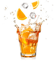 Orangenscheiben und Eiswürfel fallen in einen spritzigen Cocktail