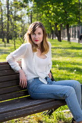 Obraz premium Young woman in the park