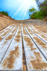 Passerella di legno per attraversare la spiaggia