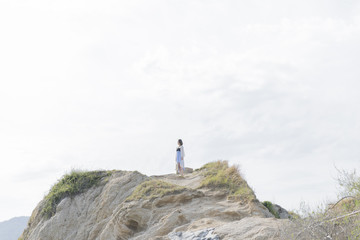 Fototapeta na wymiar 崖に立つ女性