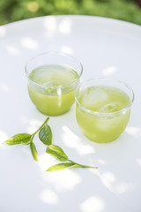 二杯の冷たい緑茶