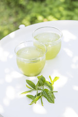 二杯の冷たい緑茶